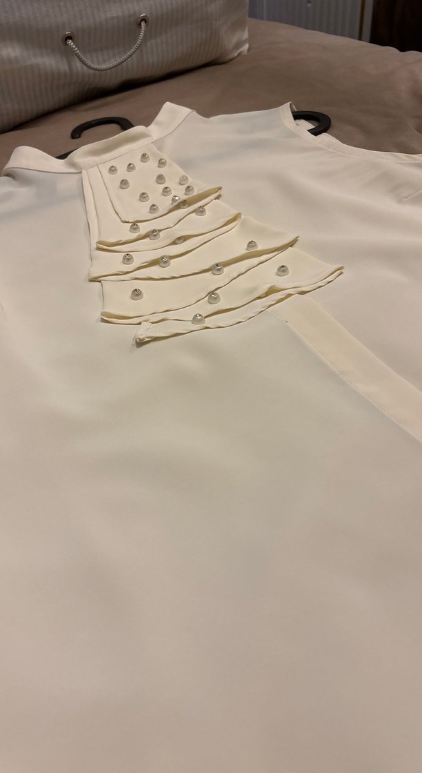 Düğmeli Beyaz Kolsuz Midi Bluz - Görsel 3