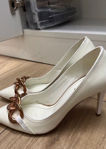 Beyaz Zincir Detaylı Stiletto Topuklu Ayakkabı - Görsel 2