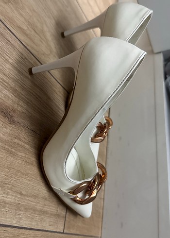 Beyaz Zincir Detaylı Stiletto Topuklu Ayakkabı - Görsel 4