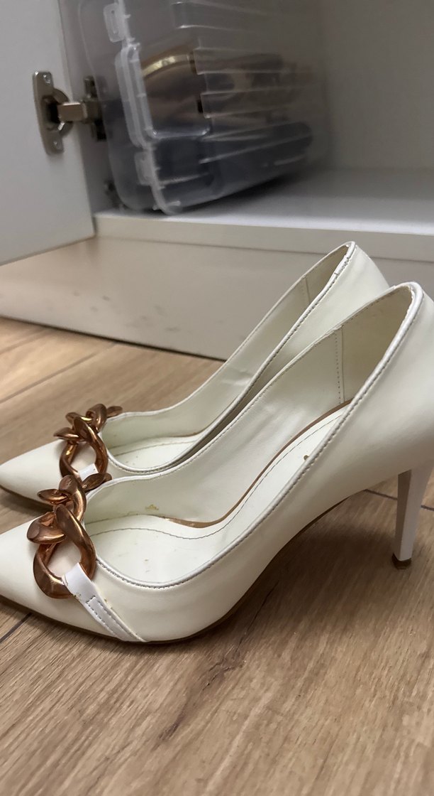 Beyaz Zincir Detaylı Stiletto Topuklu Ayakkabı - Görsel 2