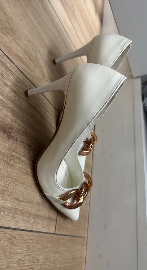 Beyaz Zincir Detaylı Stiletto Topuklu Ayakkabı - Görsel 4