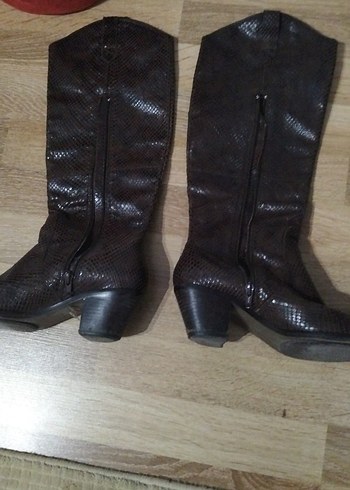 Kahverengi Yılan Derisi Desenli Deri Çizme - Görsel 3