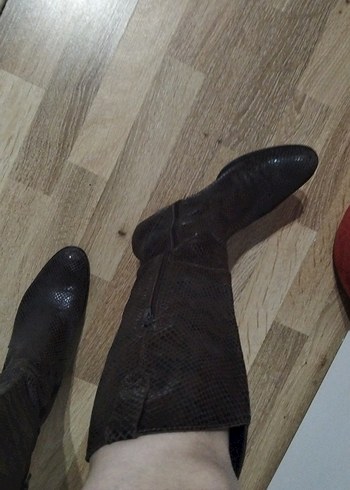 Kahverengi Yılan Derisi Desenli Deri Çizme - Görsel 2