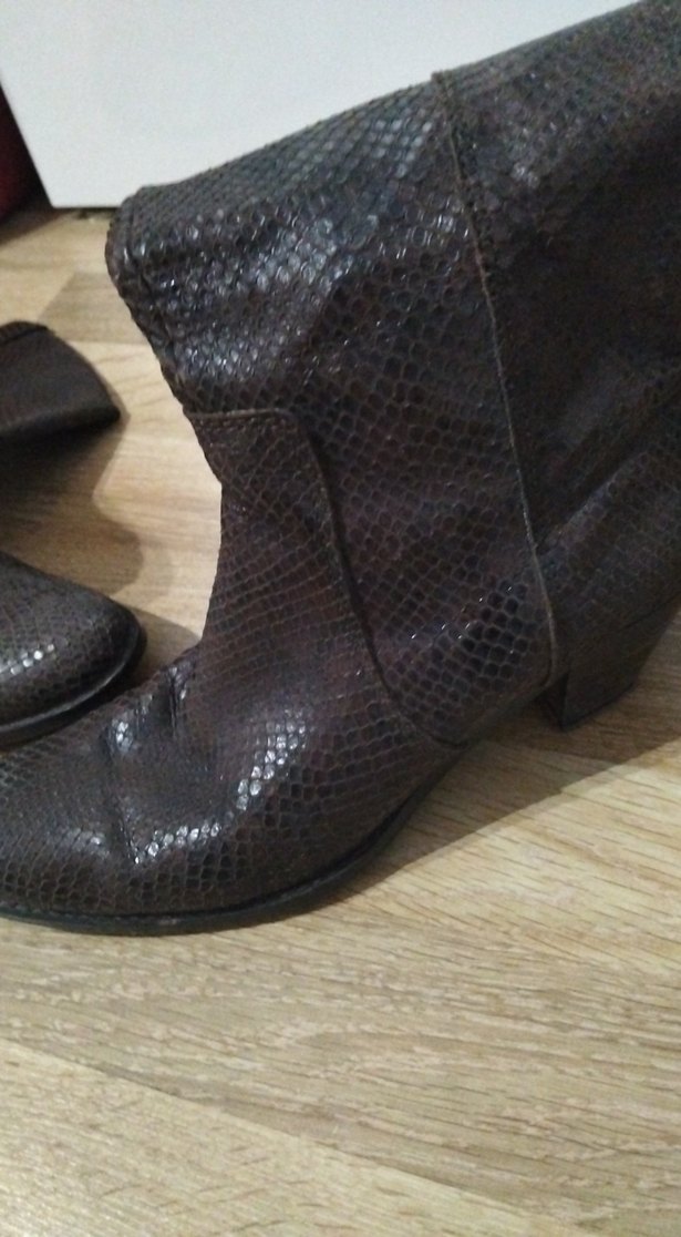 Kahverengi Yılan Derisi Desenli Deri Çizme - Görsel 4