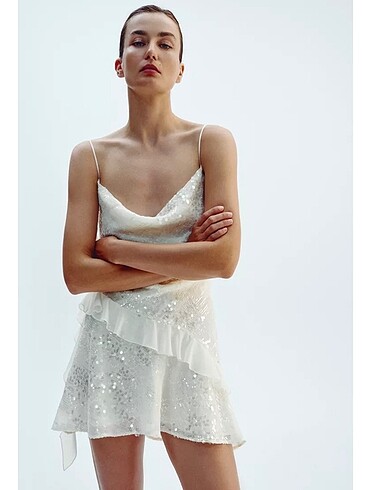 zara kısa pullu fırfırlı elbise