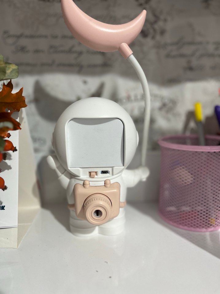 Ay Tutacaklı Beyaz Astronot Hello Kitty Figürü gece lambası - Görsel 3