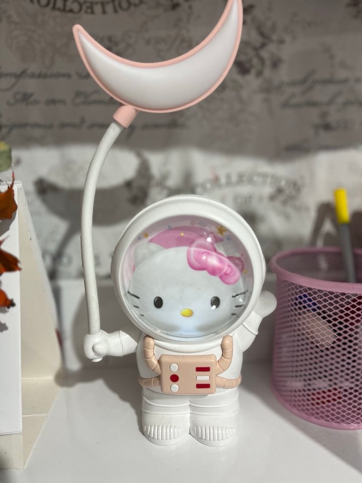 Ay Tutacaklı Beyaz Astronot Hello Kitty Figürü gece lambası - Görsel 2