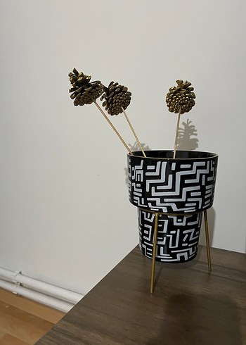 Siyah Beyaz Desenli Metal Ayaklı Vazo - Görsel 2