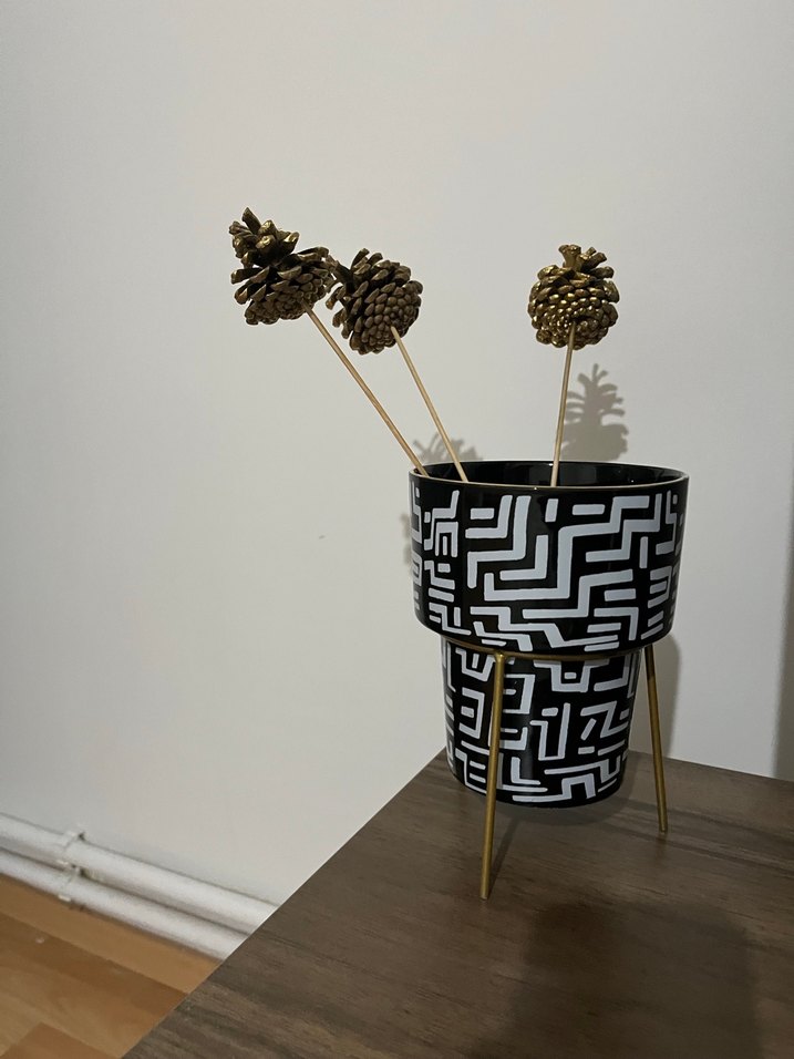 Siyah Beyaz Desenli Metal Ayaklı Vazo - Görsel 2