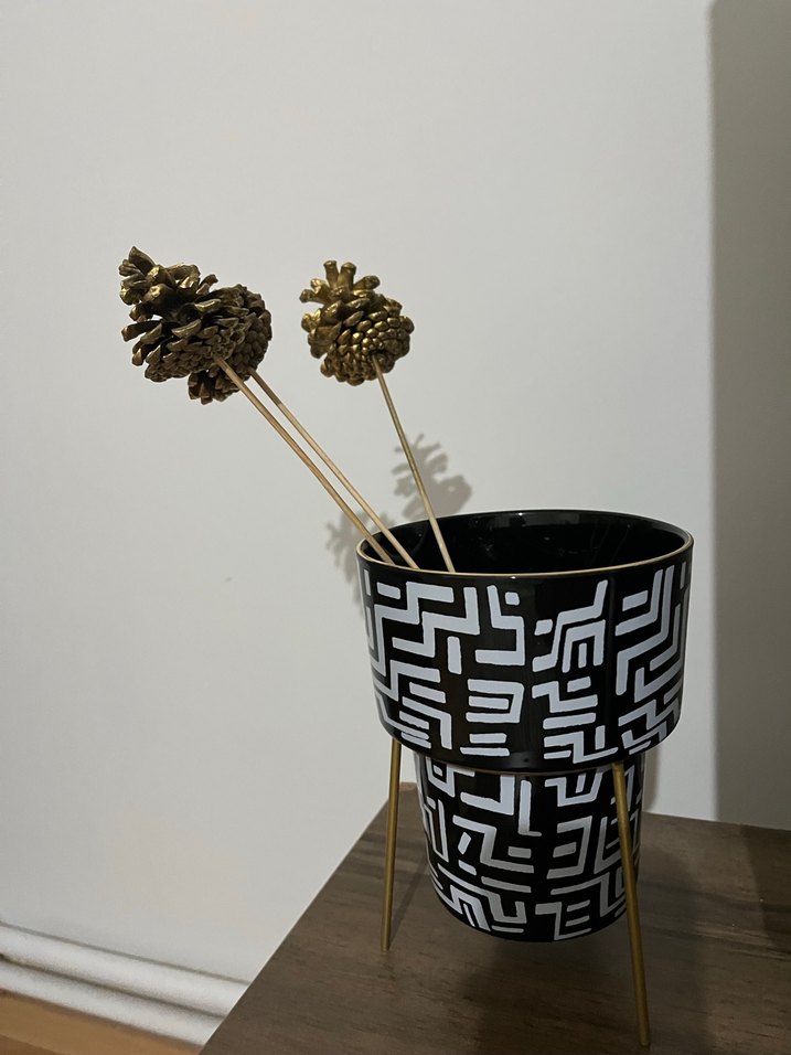 Siyah Beyaz Desenli Metal Ayaklı Vazo - Görsel 3
