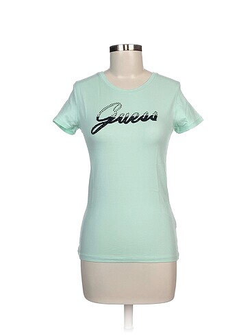 Guess T-shirt %70 İndirimli.