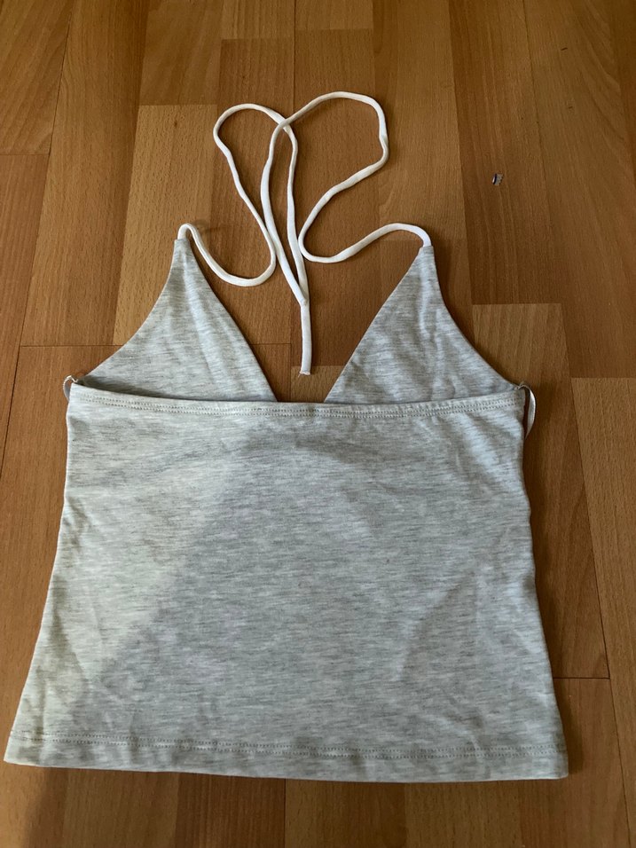 Gri V Yakalı Kadın Atlet - Görsel 2