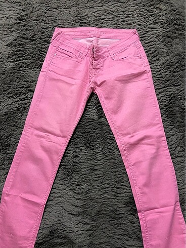 Pembe pantolon