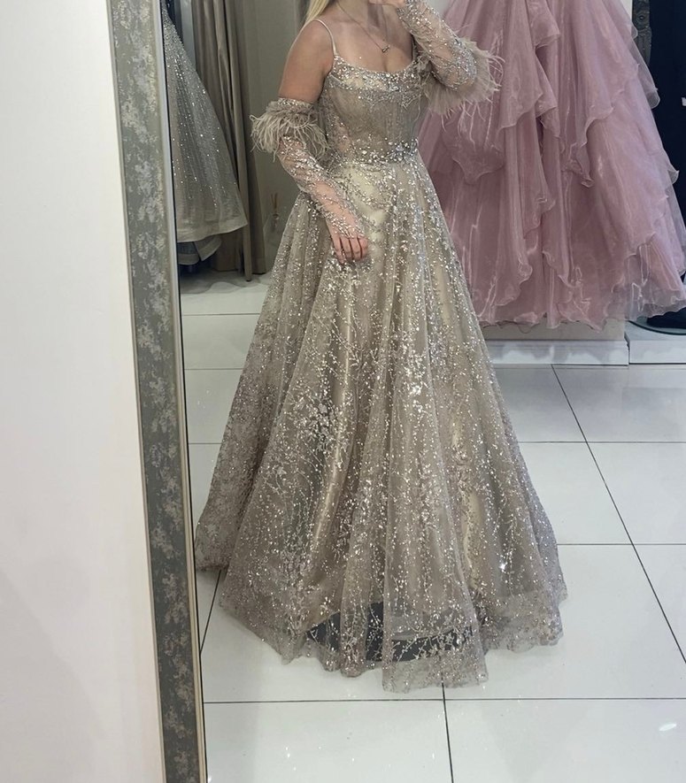 Parlak Desenli Bej Uzun Kollu Nişan Elbisesi - Görsel 2