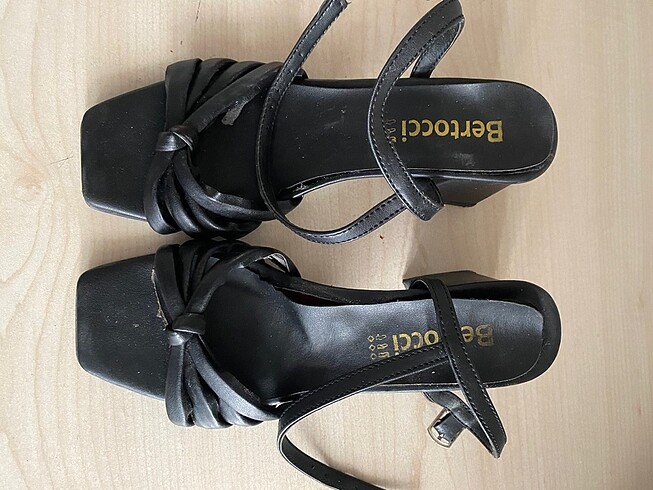 TOPUKLU YAZLIK SANDALET
