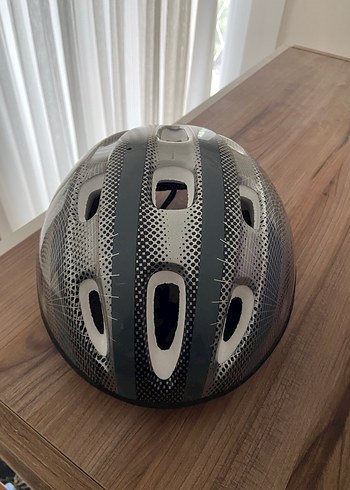 Gri Motosiklet Dizlikleri Ve kask - Görsel 2
