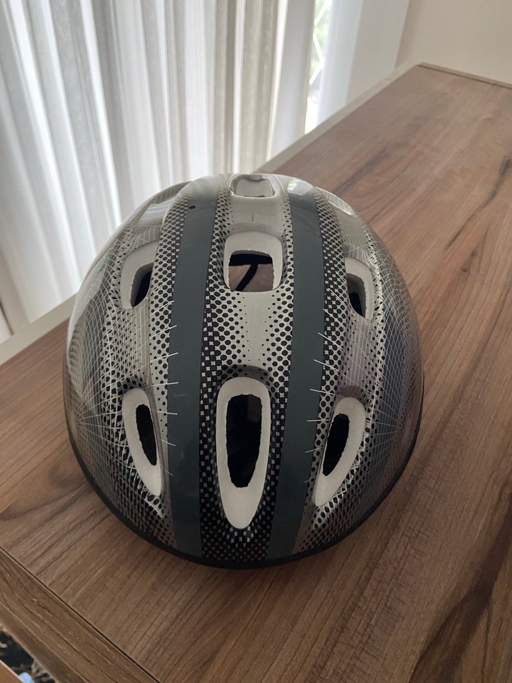 Gri Motosiklet Dizlikleri Ve kask - Görsel 2