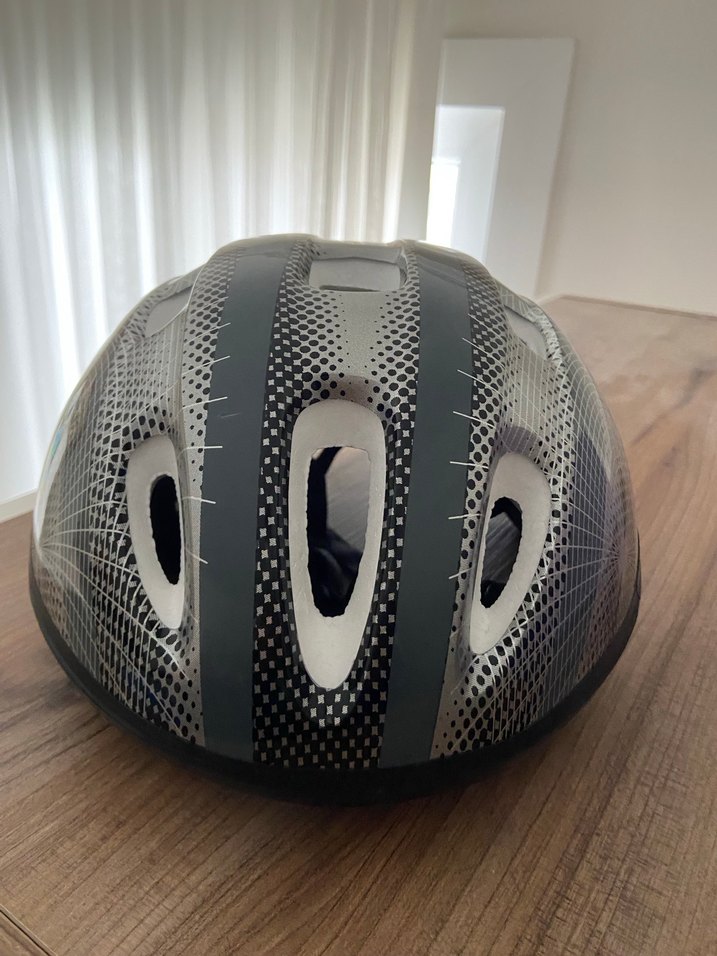 Gri Motosiklet Dizlikleri Ve kask - Görsel 3