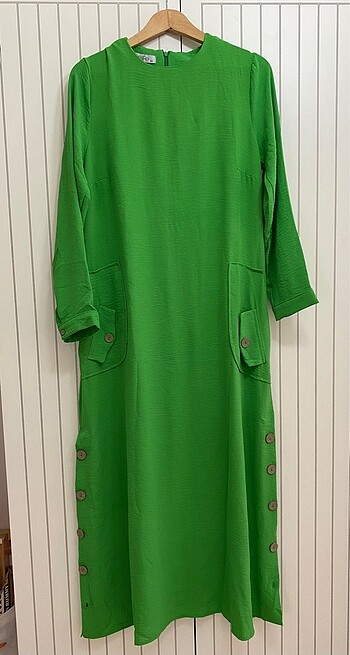 Yeşil düğme detaylı elbise
