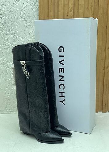 GIVENCHY Givenchy