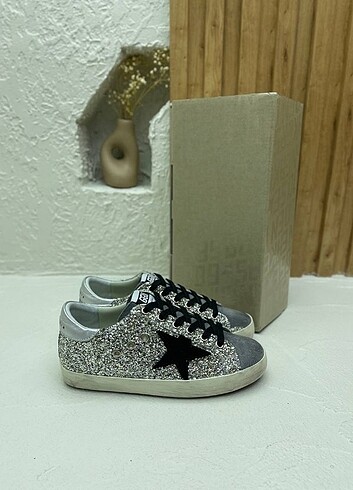 Golden Goose Deluxe Golden goose
