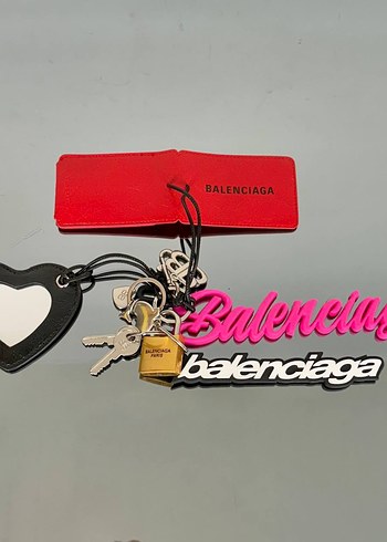 Beden Renkli Balenciaga Bavul Etiketleri