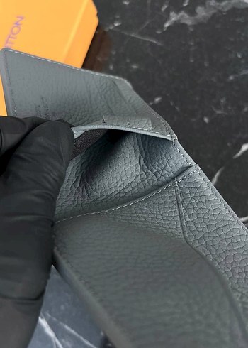 Louis Vuitton Gri Minimalist Erkek Cüzdanı - Görsel 5