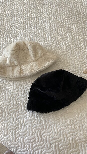 Peluş şapkalar