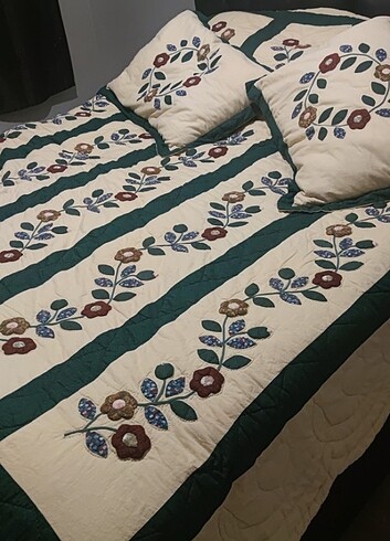 Nakışlı patchwork yatak örtüsü