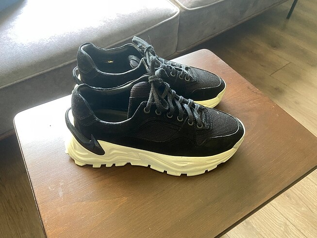 Neslihan Canpolat Siyah sneakers.