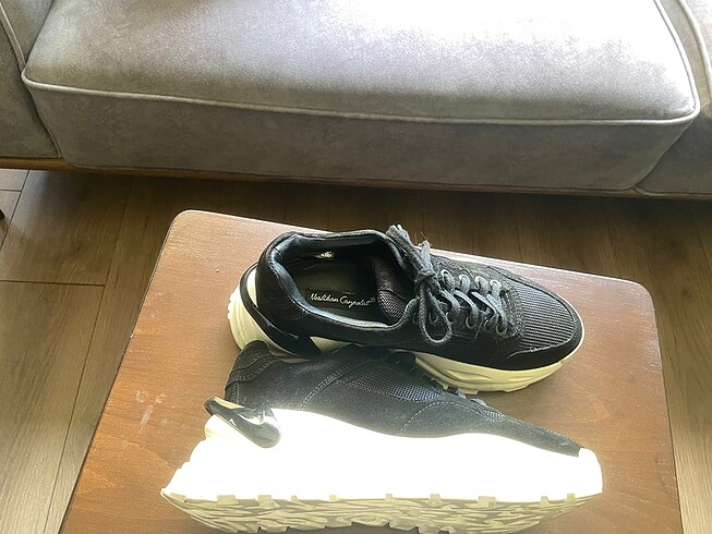 37 Beden Siyah sneakers.