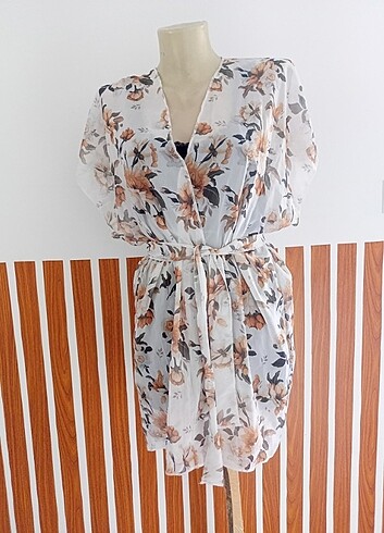 Beyaz çiçekli şifon kimono 