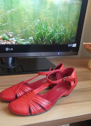 36 Beden kırmızı deri sandalet ayakkabı