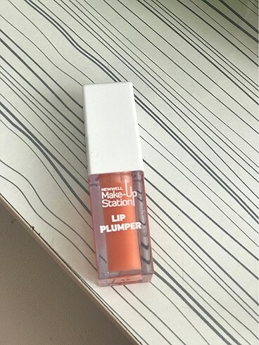 Lip plumper
