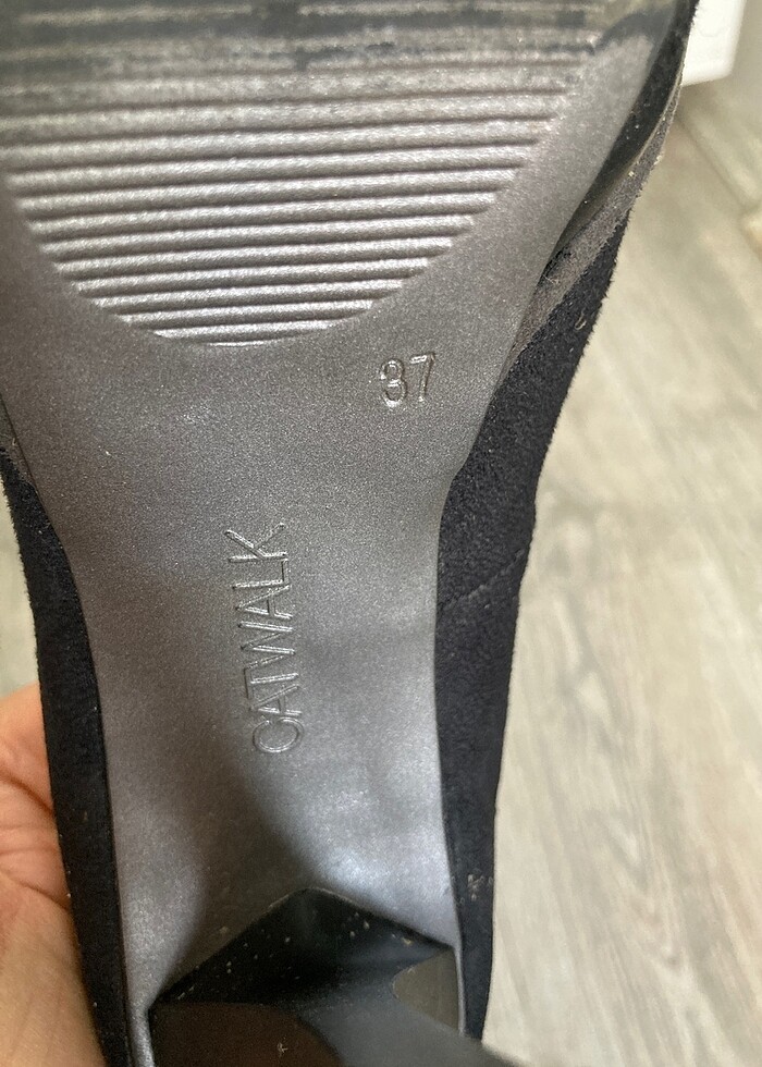 Siyah topuklu ayakkabı, süet, nubuk - Görsel 4