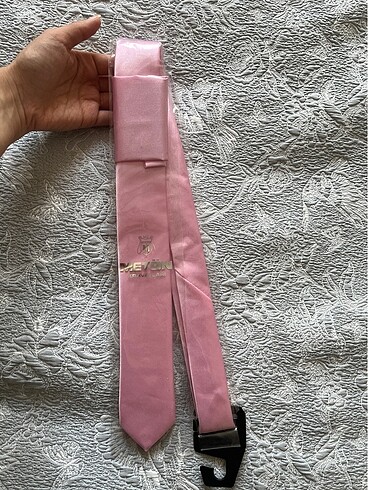 Pembe saten kravat