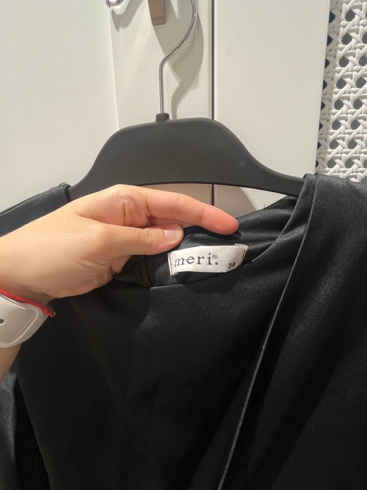 Siyah Saten Uzun Tesettür Elbise - Görsel 3