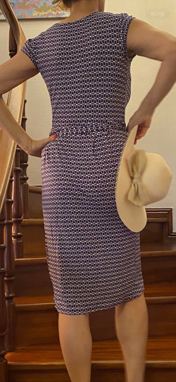 Koyu mor ve beyaz desenli V Yaka Drapeli Midi Elbise - Görsel 2