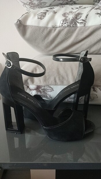detaylı siyah süet topuklu ayakkabı 