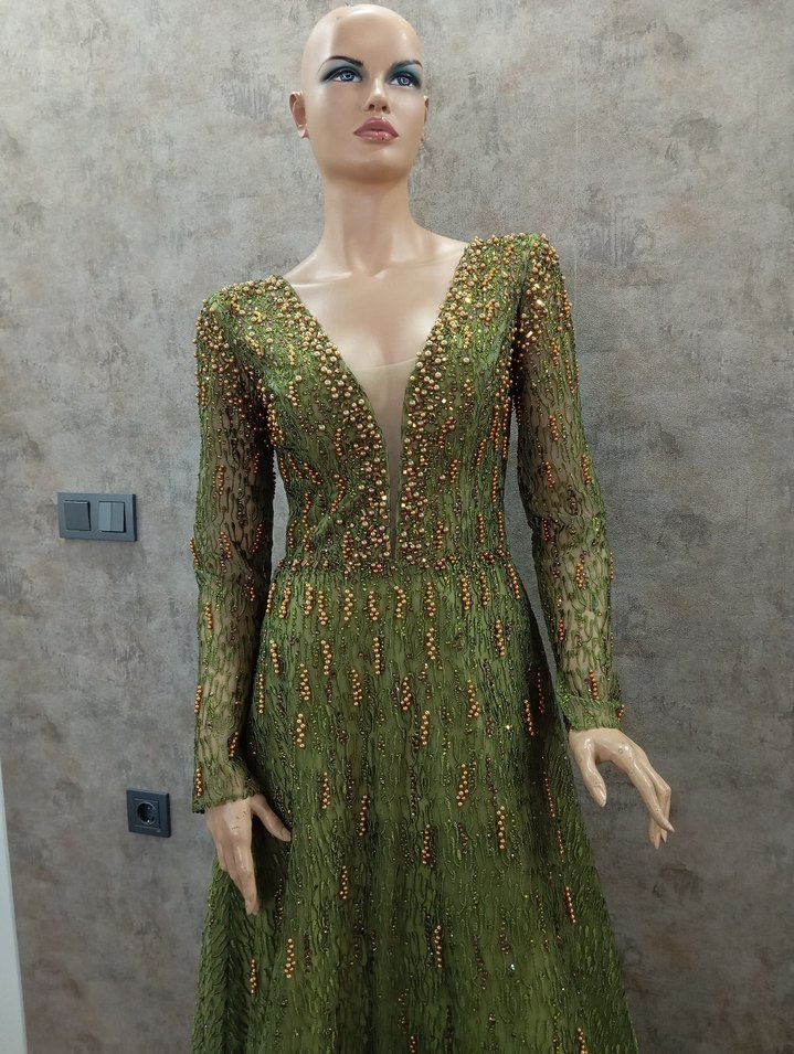 Boncuk İşlemeli V Yakalı Uzun Kadın Abiye - Görsel 4