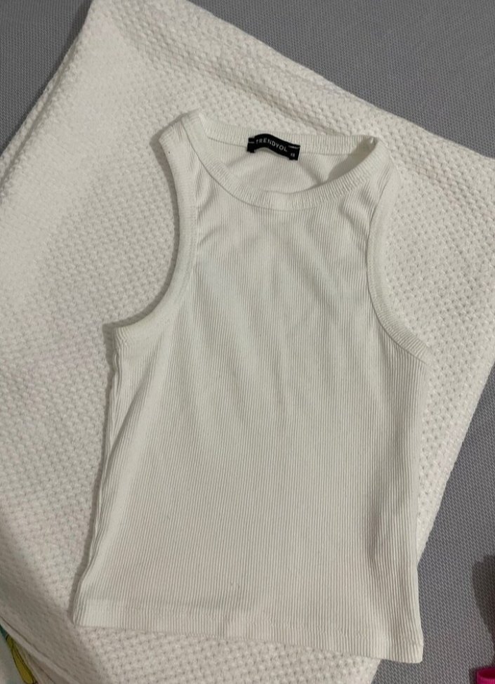 Kadın Beyaz Yüksek Yakalı Kolsuz Crop Top - Görsel 3