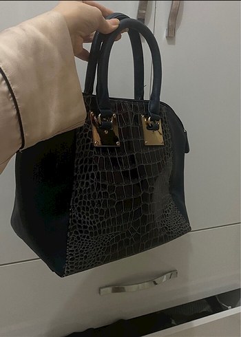 Zara Siyah Deri Yılan Desenli Kadın Çanta