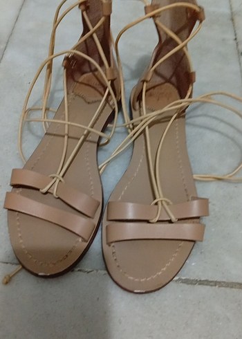 Bej Deri Bağcıklı Stiletto Sandalet
