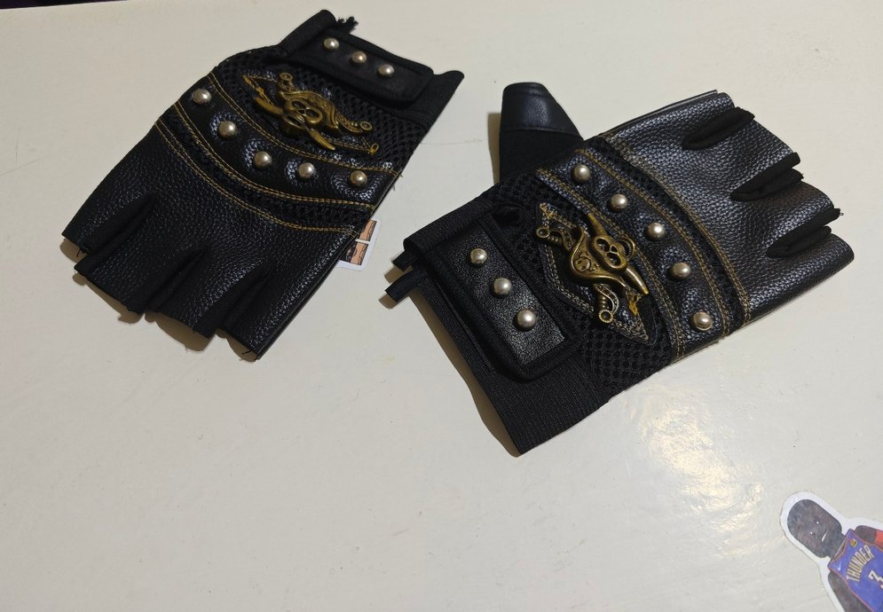 Altın Renkli Punk Tarzı Eldiven - Görsel 3