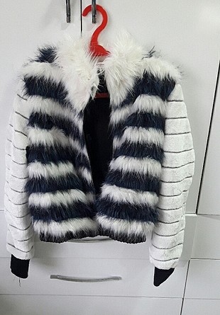 Beyaz-lacivert kürklü mont