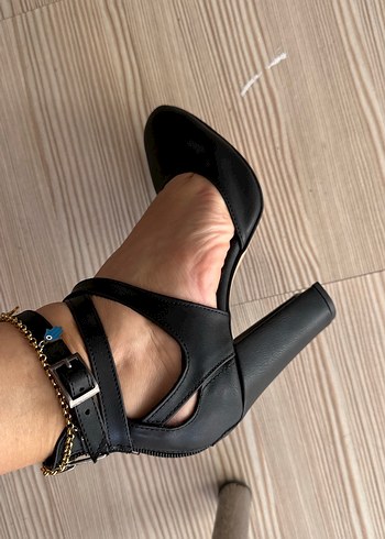 Siyah Toka Detaylı Blok Topuklu Kadın Stiletto