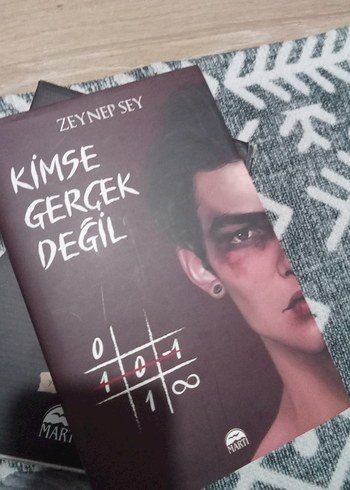 Zeynep Sey - Kimse Gerçek Değil Romanı
