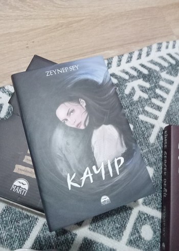 Beden Zeynep Sey - Kimse Gerçek Değil Romanı