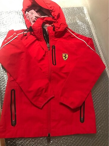 Ferrari yağmurluk