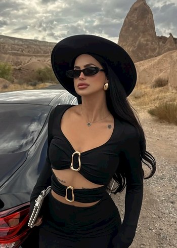 Siyah Deri Tokalı Gotik Kadın crop